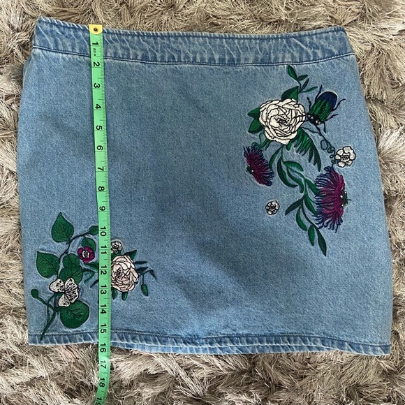 H&M COACHELLA women floral embroidery front denim mini skirt. Size 10. Used. - Picture 6 of 8